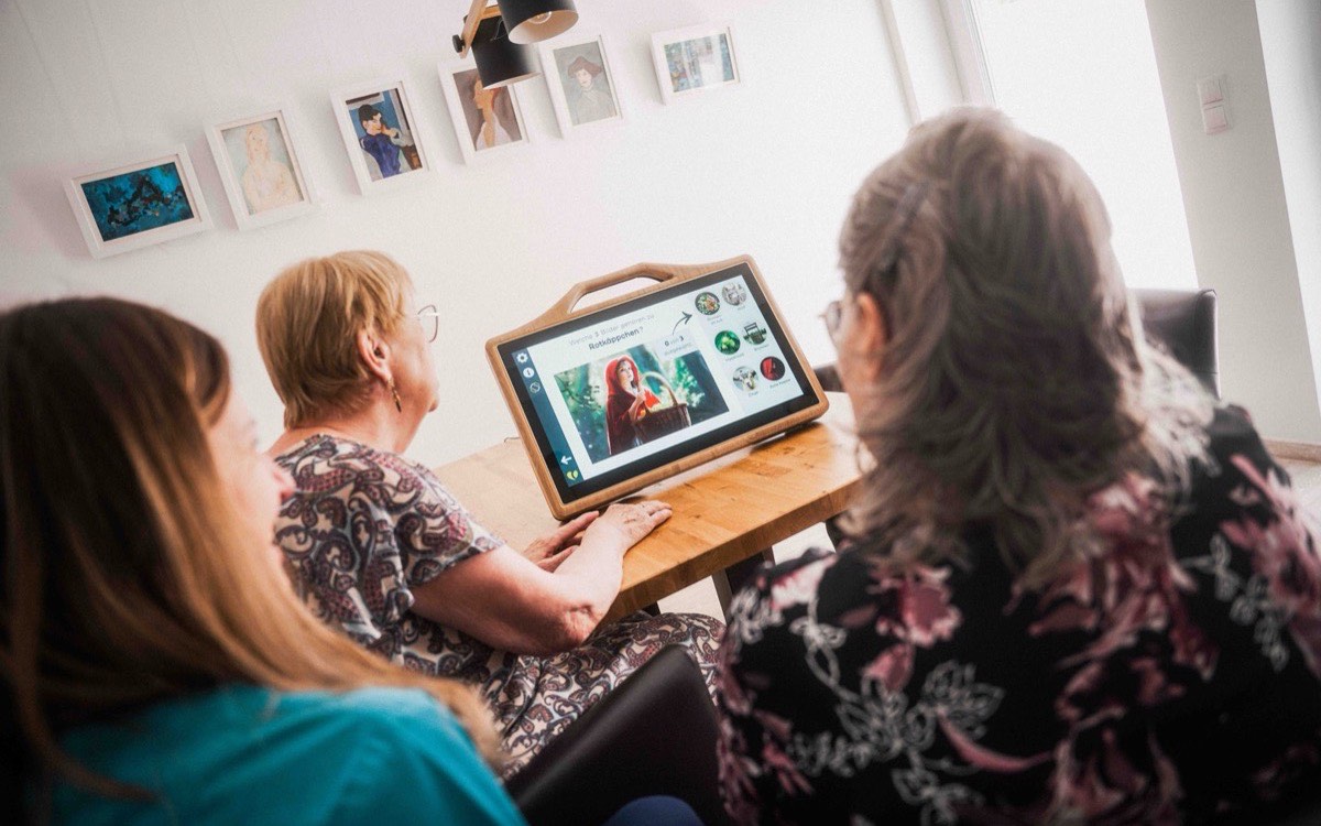 Drei Frauen schauen gemeinsam auf den CareTable Mini